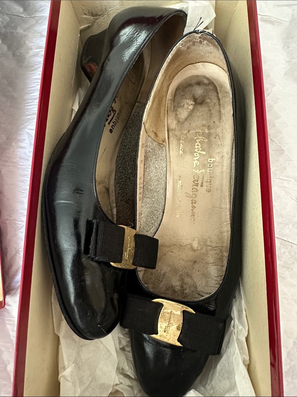 Vintage 9B Salvatore Ferragamo Black Patent Vara Bow Flats